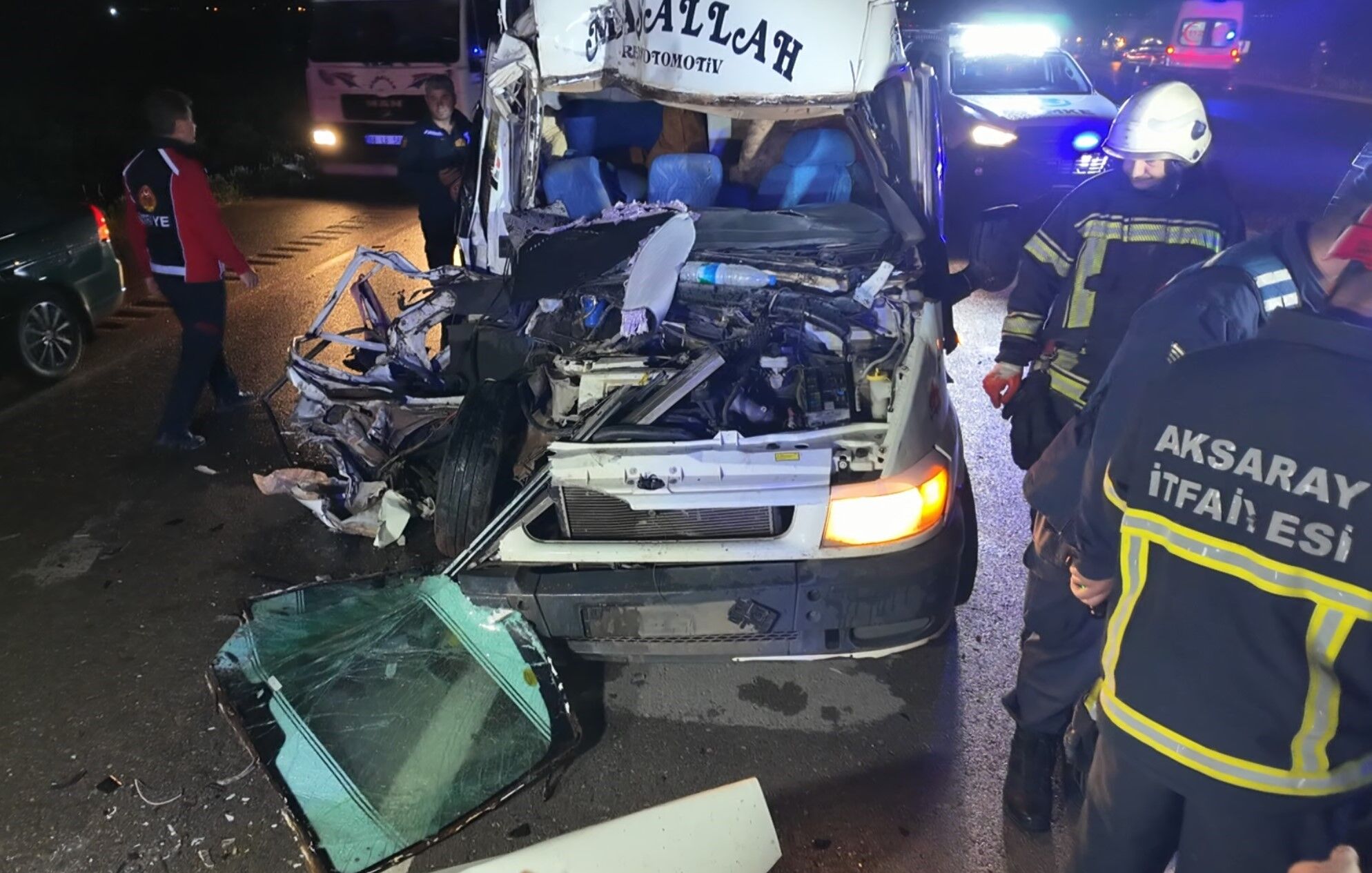 Tarım Işçilerini Taşıyan Minibüs Tıra Çarptı 12 Yaralı (4)