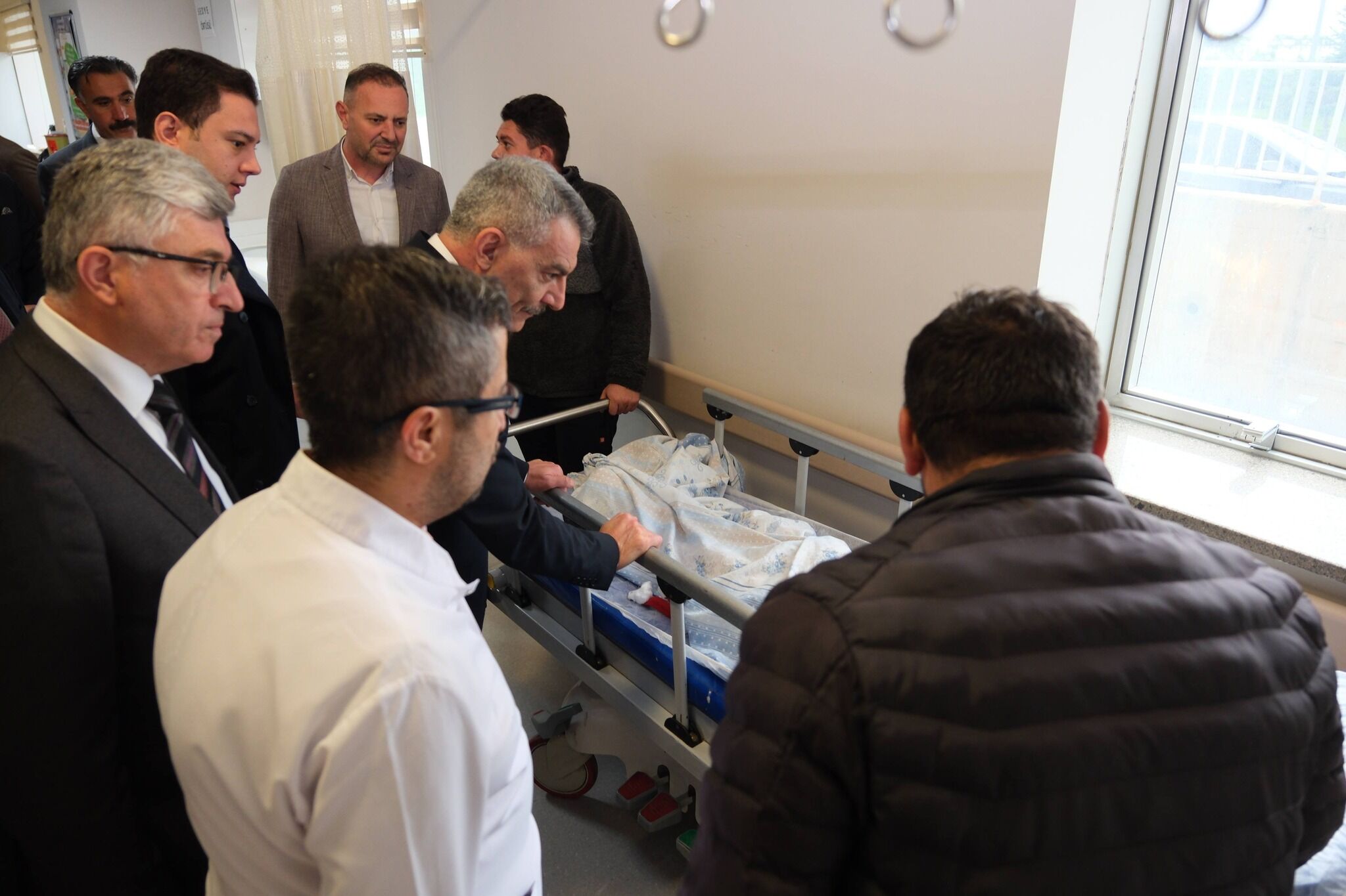 Vali Özkan’dan Kazada Yaralanan Öğrencilere Hastane Ziyareti (1)