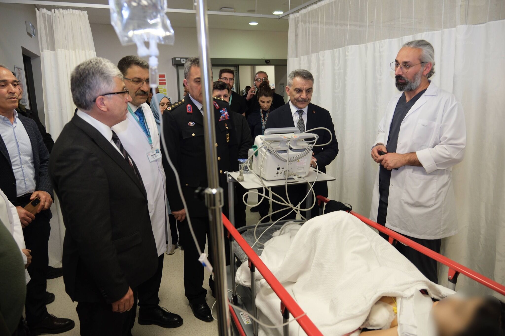 Vali Özkan’dan Kazada Yaralanan Öğrencilere Hastane Ziyareti (3)