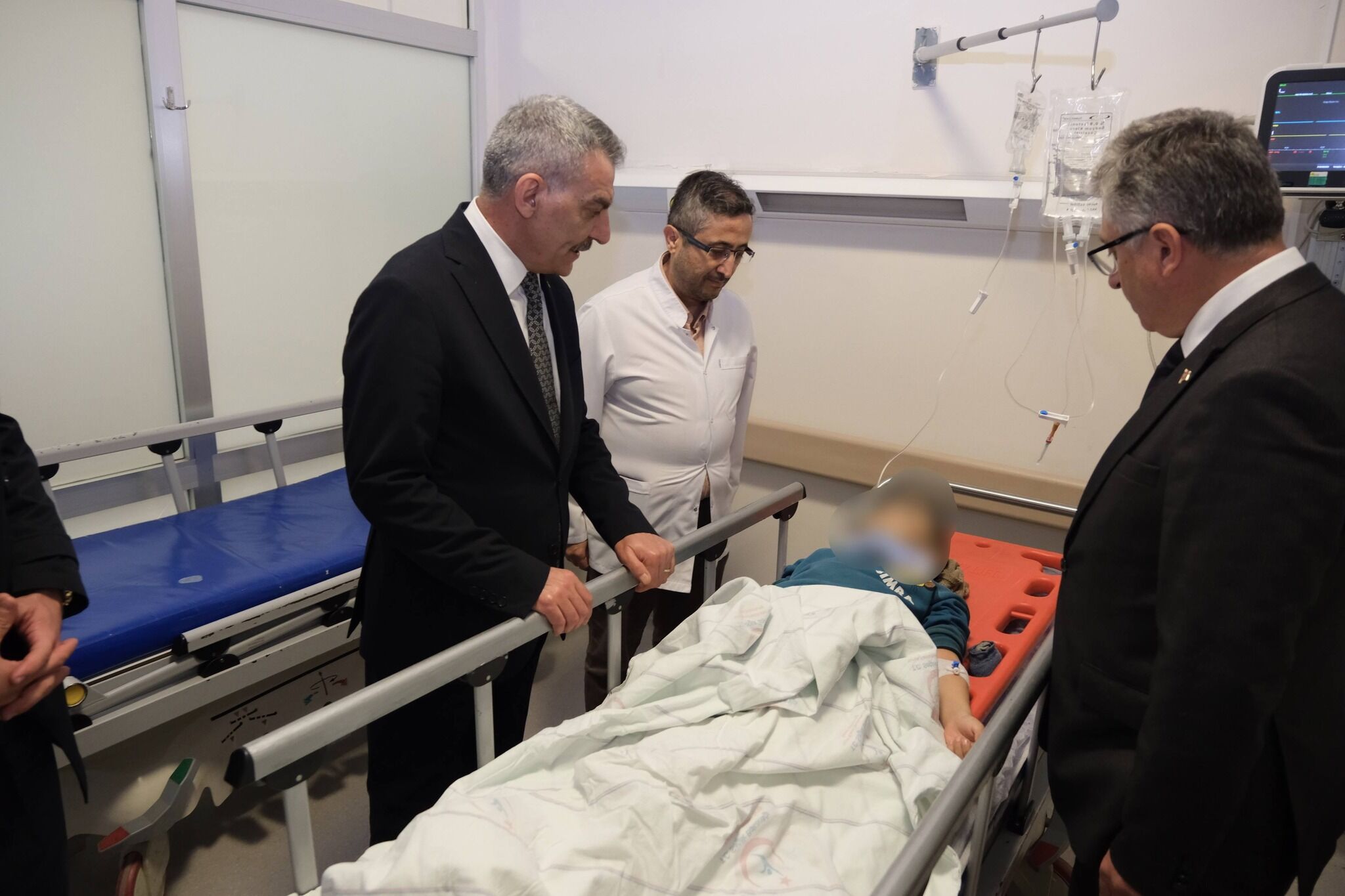 Vali Özkan’dan Kazada Yaralanan Öğrencilere Hastane Ziyareti (5)