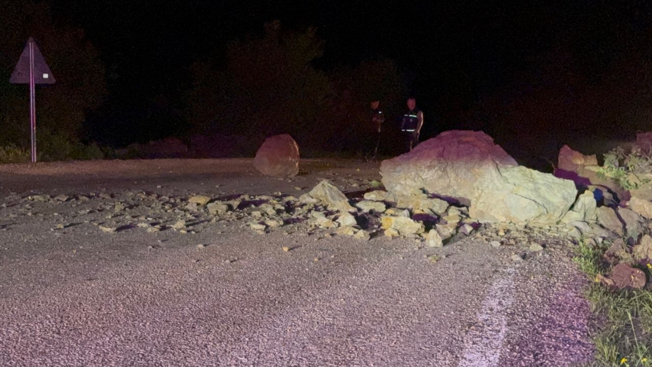 Yamaçtan Kopan Kaya Parçaları Yola Savruldu (2)