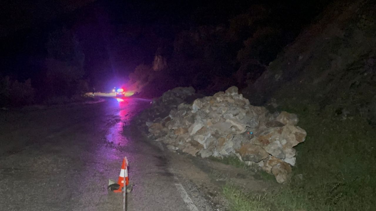 Yamaçtan Kopan Kaya Parçaları Yola Savruldu (3)