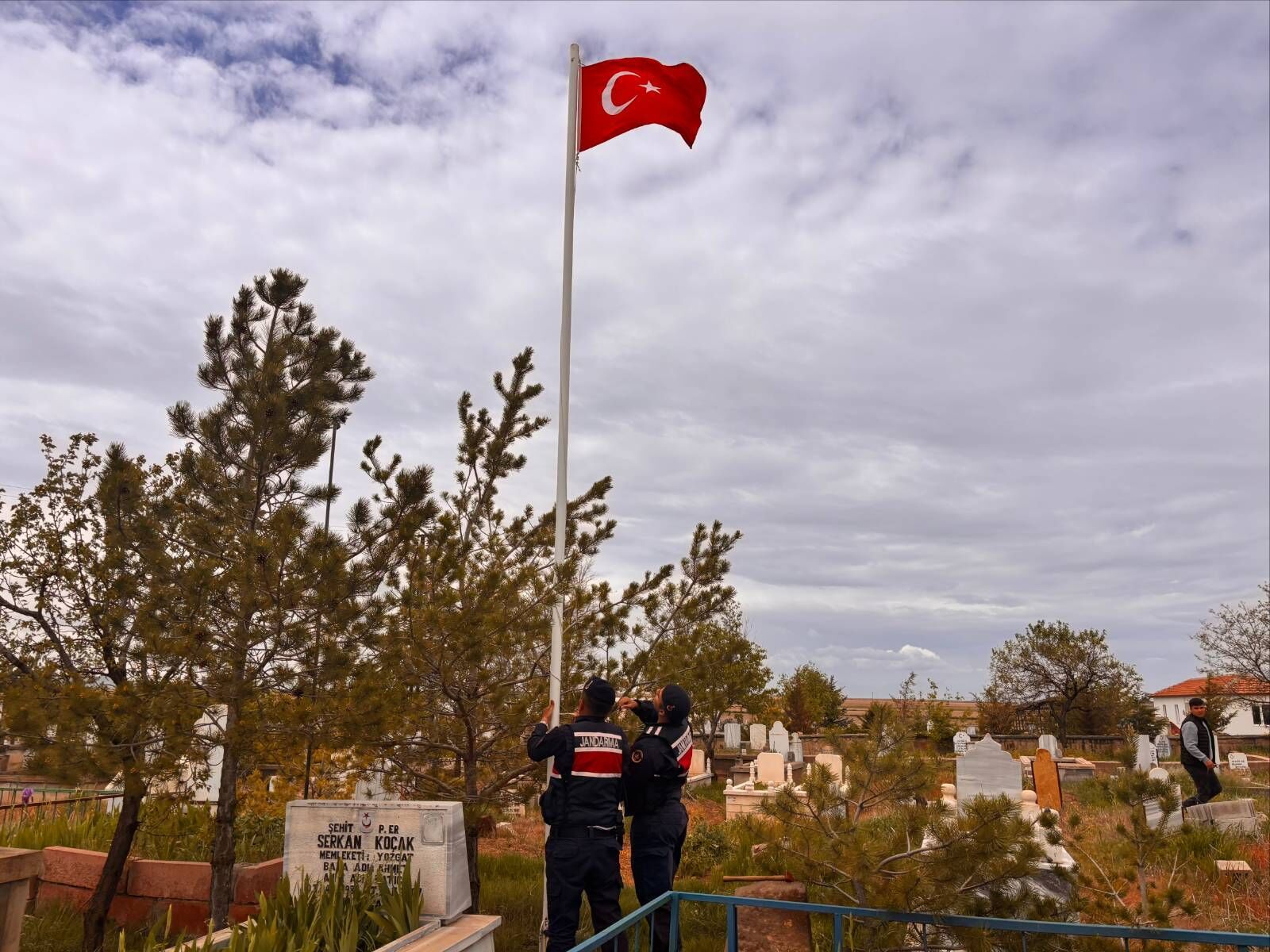 Yozgat’ta Şehit Kabirlerine Vefa Yıpranan Bayraklar Yenilendi (1)
