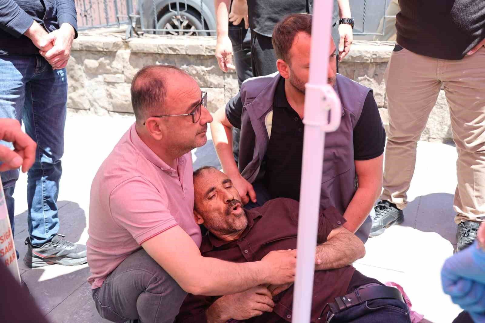 Cenaze Çıkışında Yol Verme Kavgası Kanlı Bitti 1 Yaralı, 2 Gözaltı