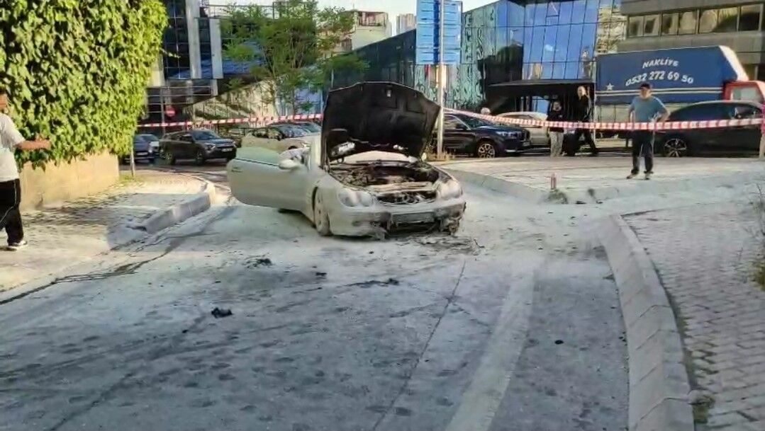 Seyir Halindeki Lüks Otomobil Yandı Araç Kullanılamaz Hale Geldi (3)