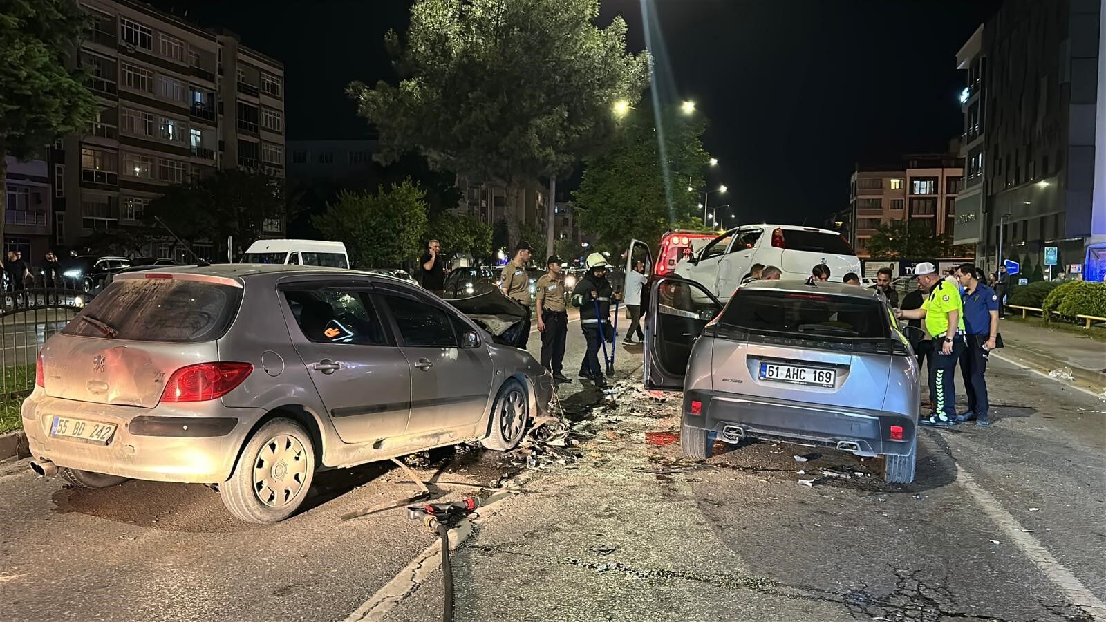 Kontrolden Çıkan Araç Dehşet Saçtı! 5 Kişi Yaralandı (2)