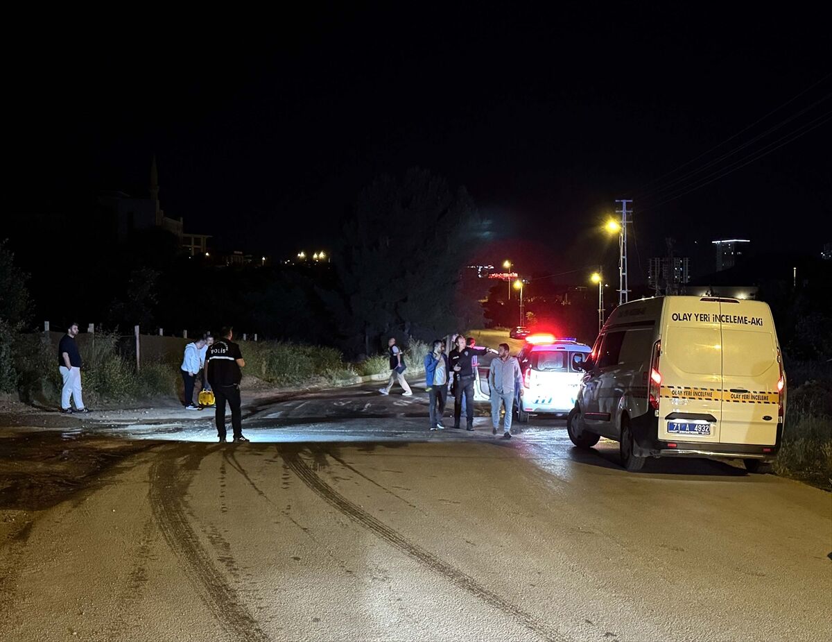 Bıçaklı Kavgada Kan Aktı 2 Arkadaş Ağır Yaralandı (1)