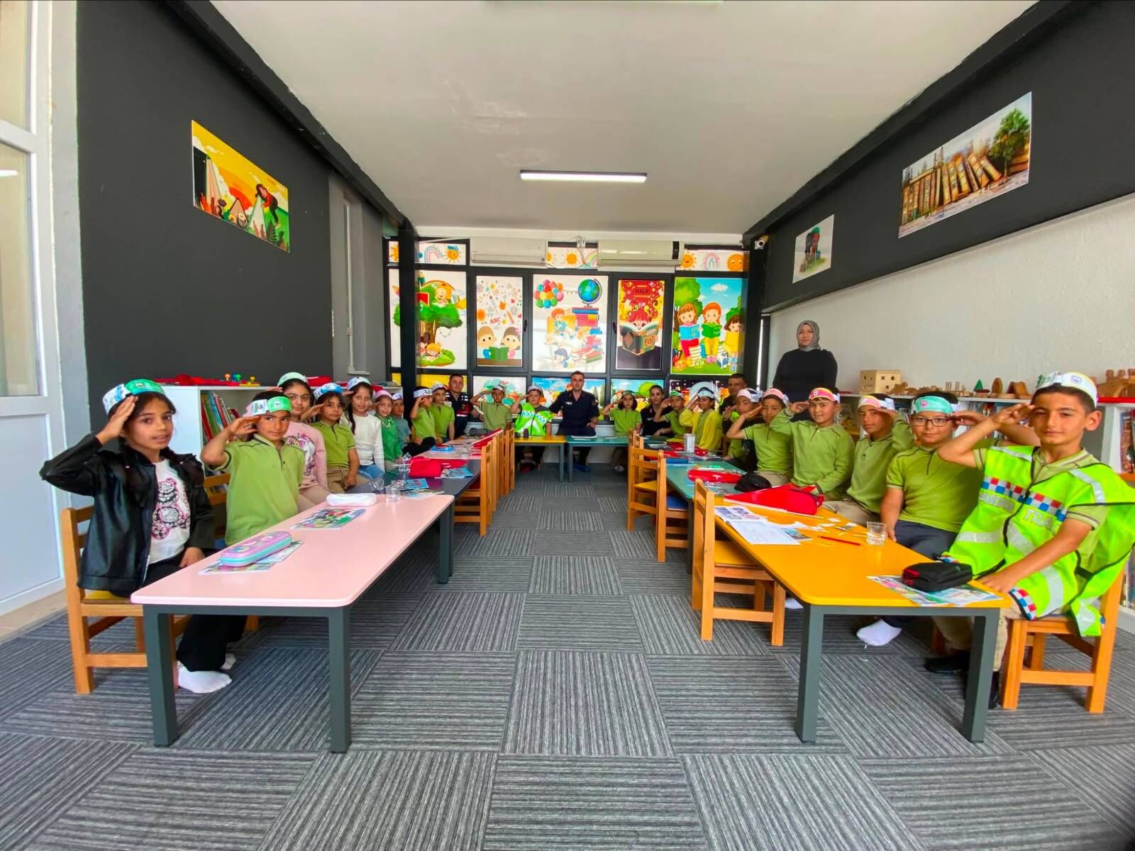 Kütüphanede Bir Araya Geldiler 3