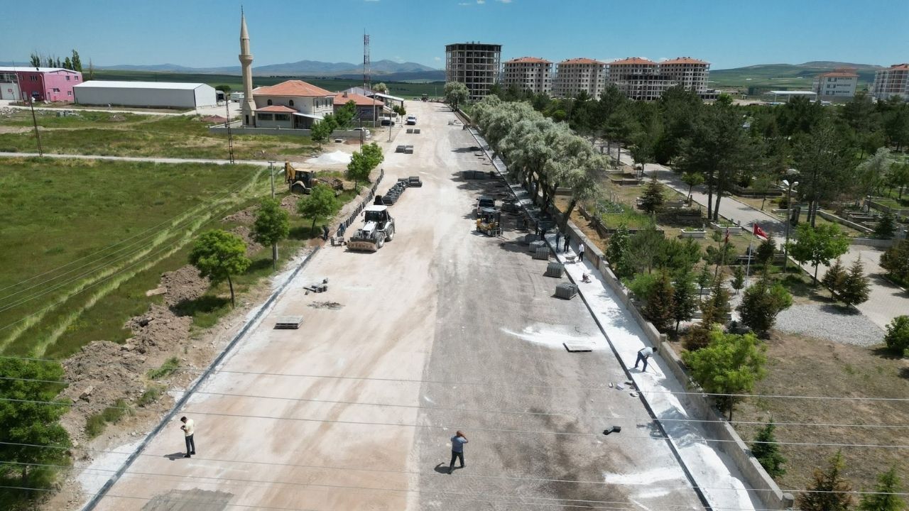 Boğazlıyan’da Bağlantı Yolunda Sıcak Asfalt Çalışması Devam Ediyor (2)