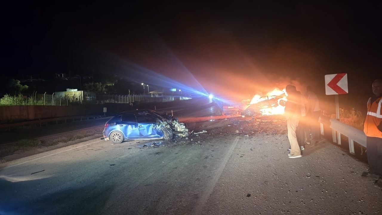 Korkunç Kaza Sonrası Araç Alev Aldı 1 Ölü, 2’Si Ağır 5 Yaralı (1)