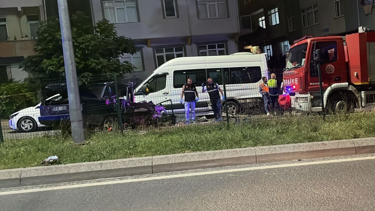 Park Halindeki Araçlara Çarpan Otomobil Hurdaya Döndü! (1)