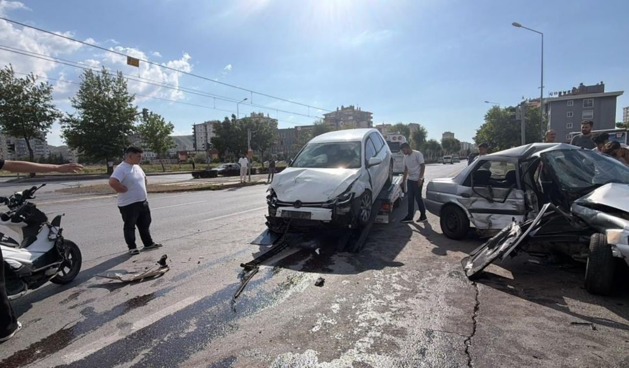 Trafikte Zincirleme Çarpışma 5 Kişi Yaralandı (1)