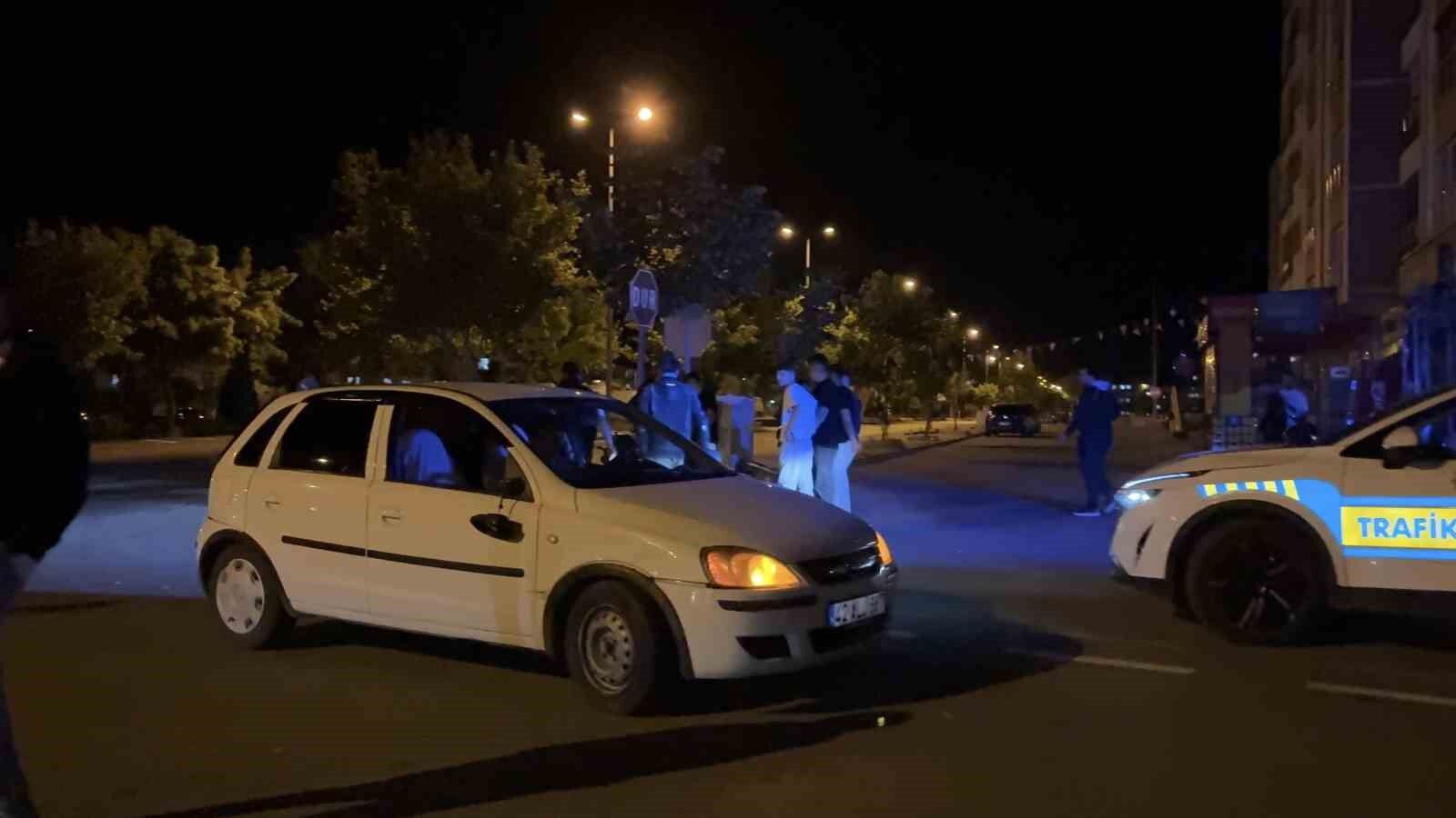 Otomobille motosiklet çarpıştı: 1'i ağır 2 yaralı