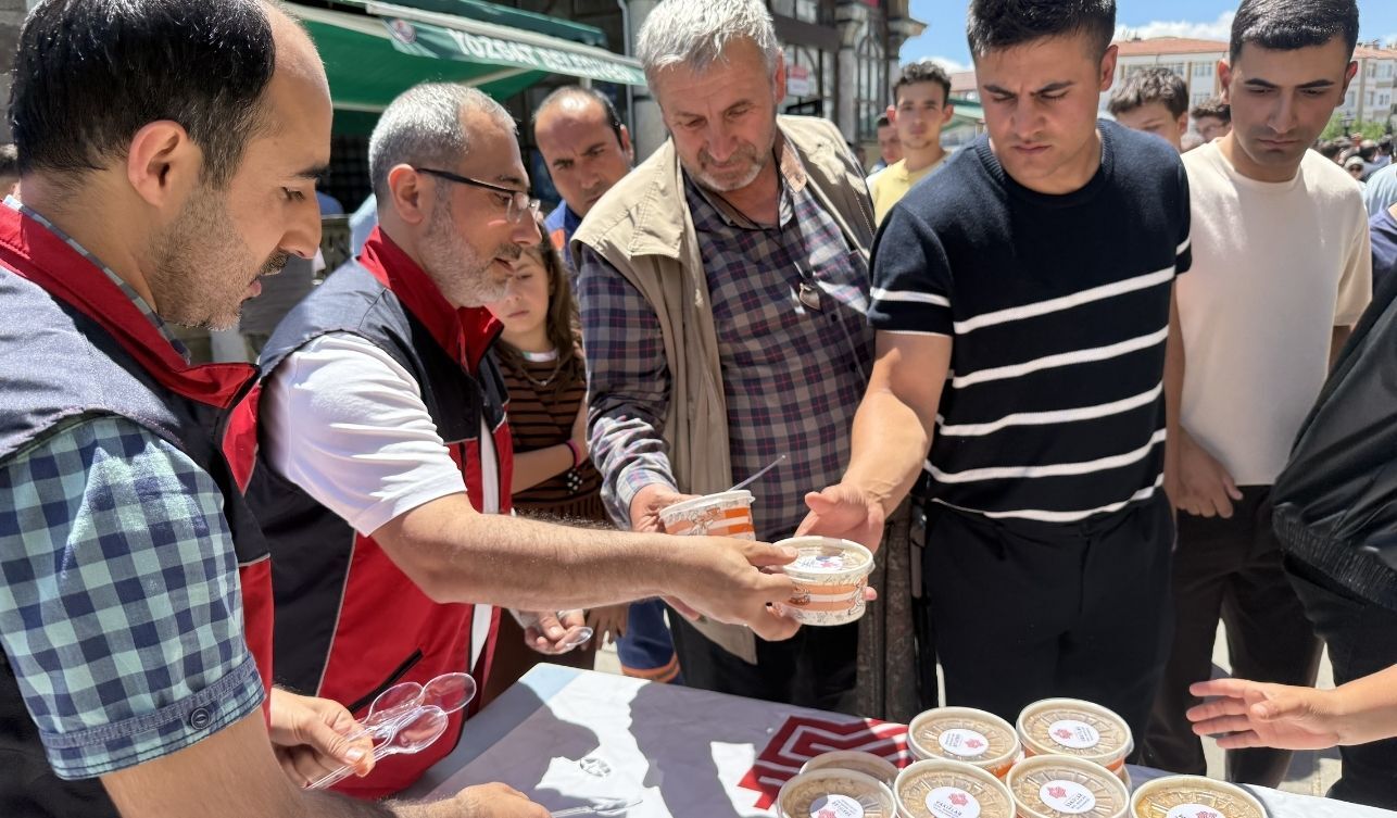 Yozgat’ta Çapanoğlu Camiinde Vatandaşlara Aşure Ikramı (2)