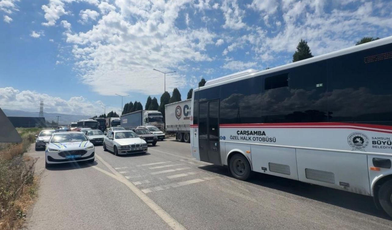 Kaza Sonrası Tek Şerit Ulaşım Trafiği Kilitledi (2)