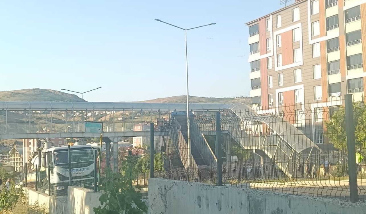 Yozgat'ta Kamyonun Dorsesi Yaya Üst Geçidine Takıldı (1)