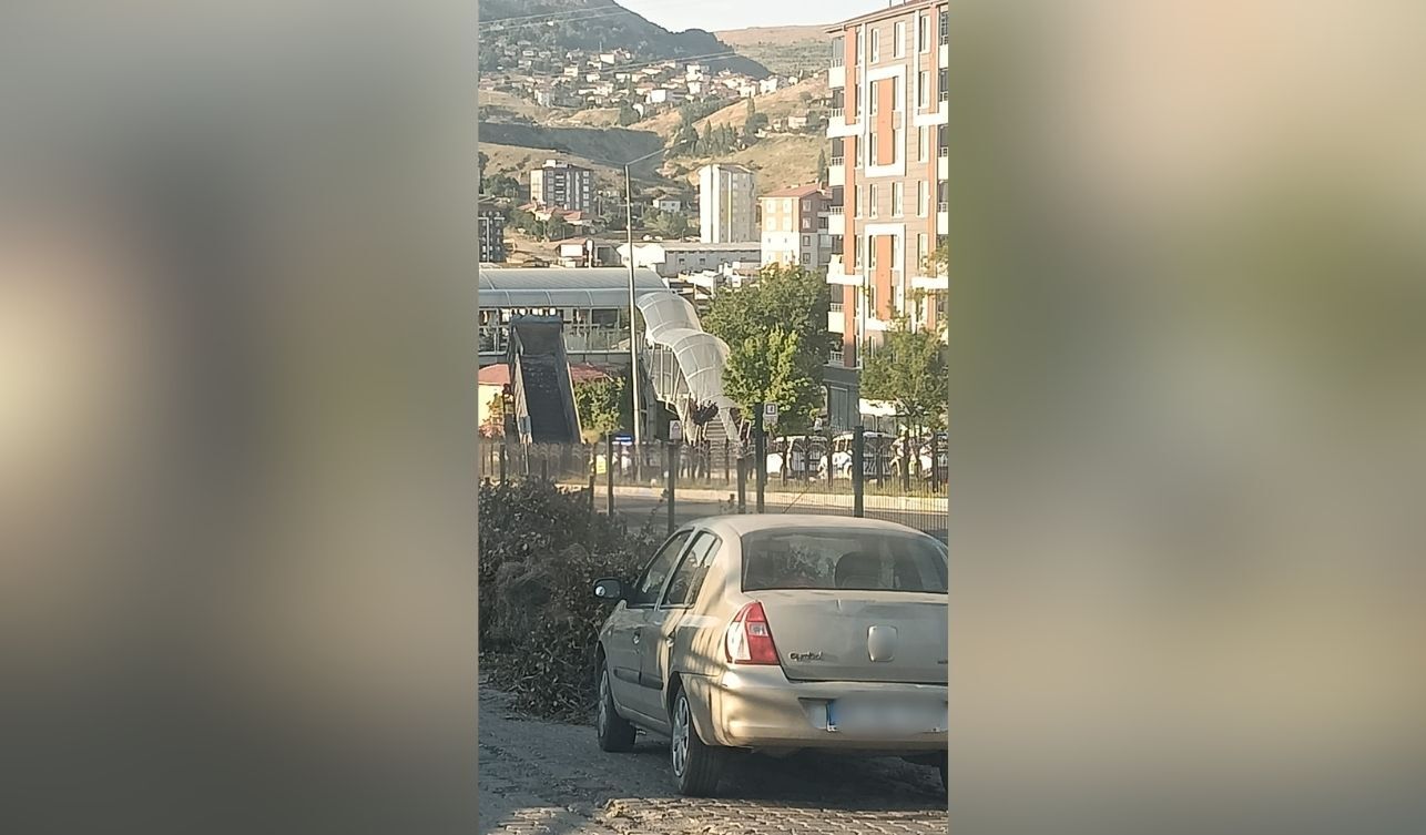 Yozgat'ta Kamyonun Dorsesi Yaya Üst Geçidine Takıldı (2)