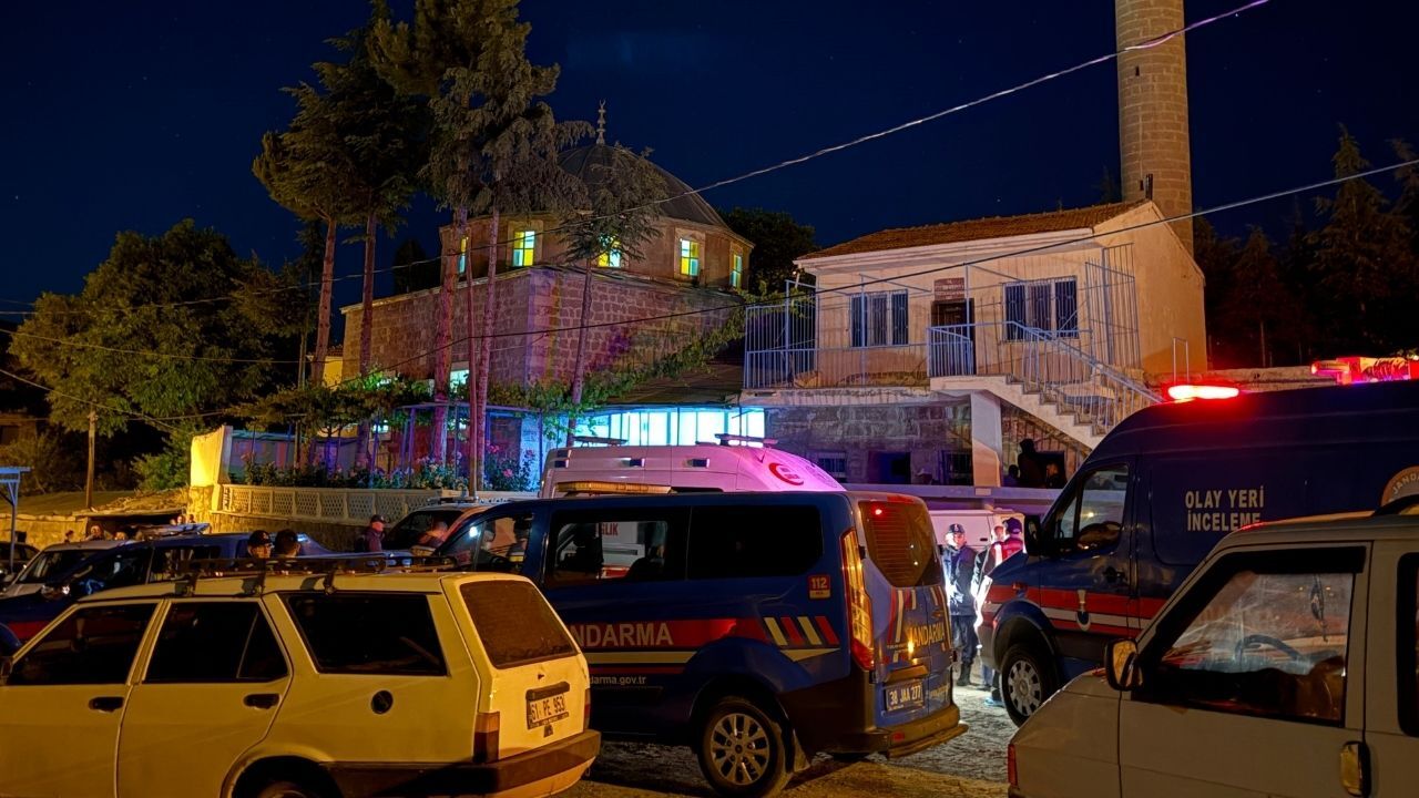 Cami Cemaatine Bıçaklı Saldırı 2 Kişi Yaşamını Yitirdi (3)