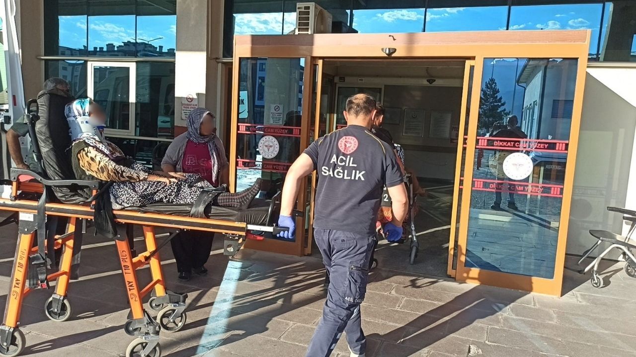 Hafif Ticari Araç Ile Otomobil Çarpıştı 4 Kişi Yaralandı (1)