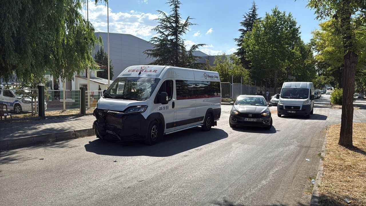 İşçi Servisi Ile Otomobil Çarpıştı 11 Yaralı (3)