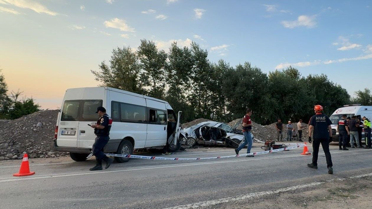 Otomobil Ile Minibüs Çarpıştı! 1 Ölü, 3 Yaralı (2)