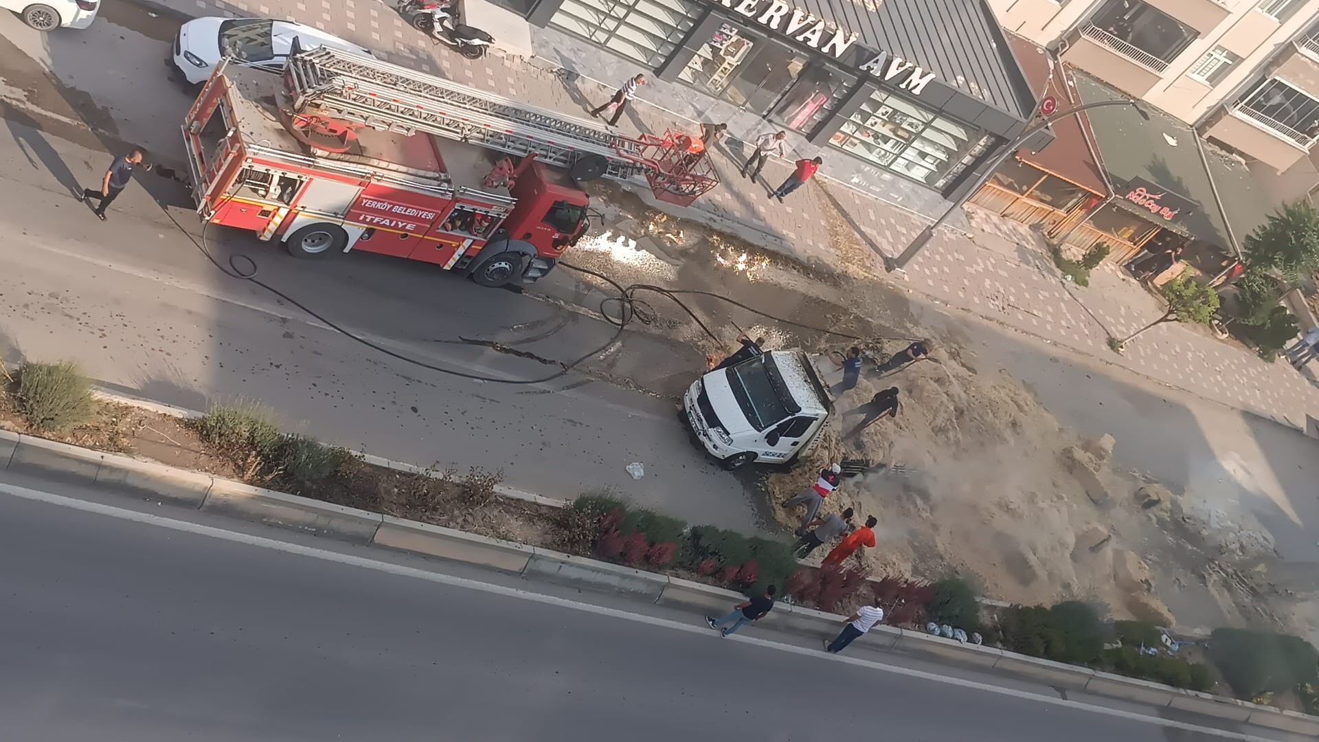 Yozgat’ta Saman Yüklü Kamyon Alev Alev Yandı (1)