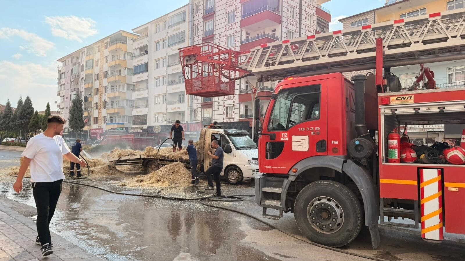 Yozgat’ta Saman Yüklü Kamyon Alev Alev Yandı (2)