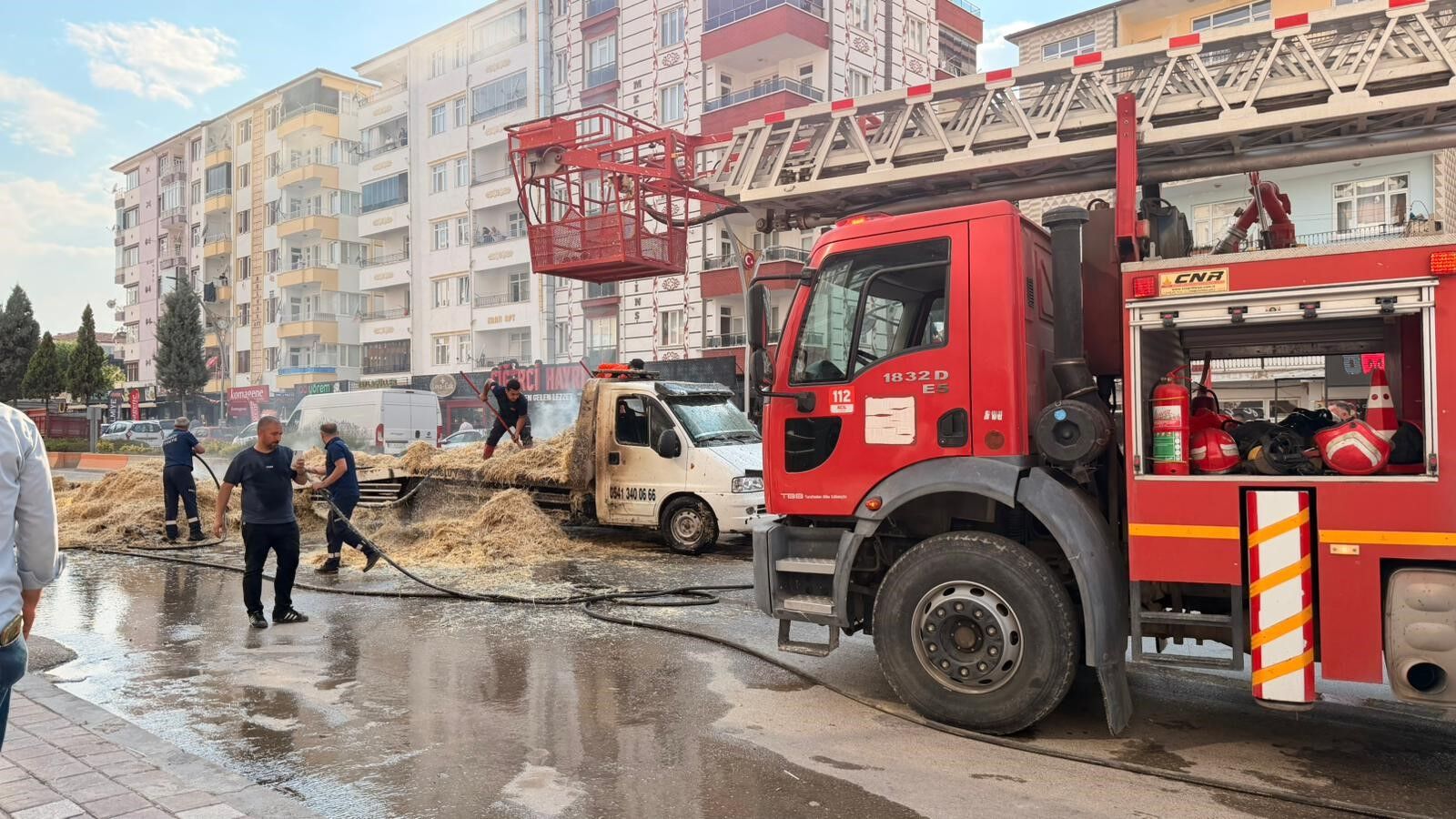 Yozgat’ta Saman Yüklü Kamyon Alev Alev Yandı (3)