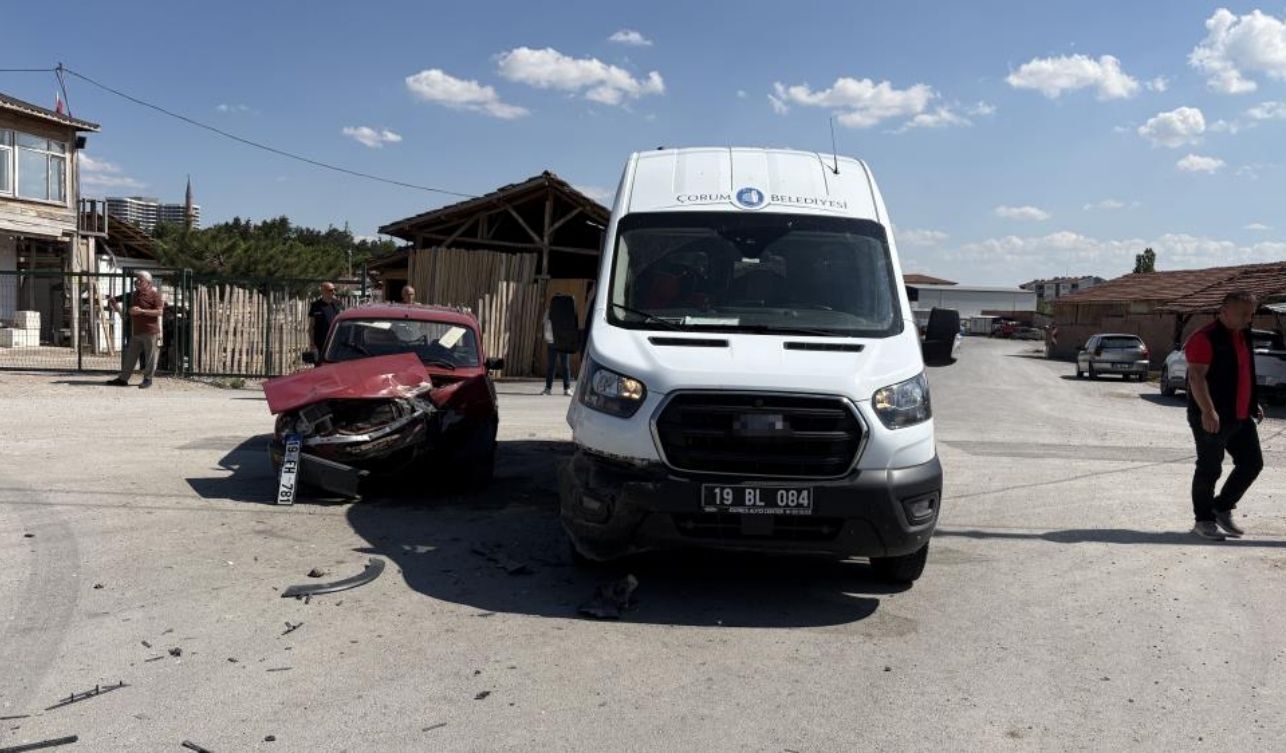 Minibüs Ve Otomobilin Çarpıştığı Kazada 2 Yaralı (2)