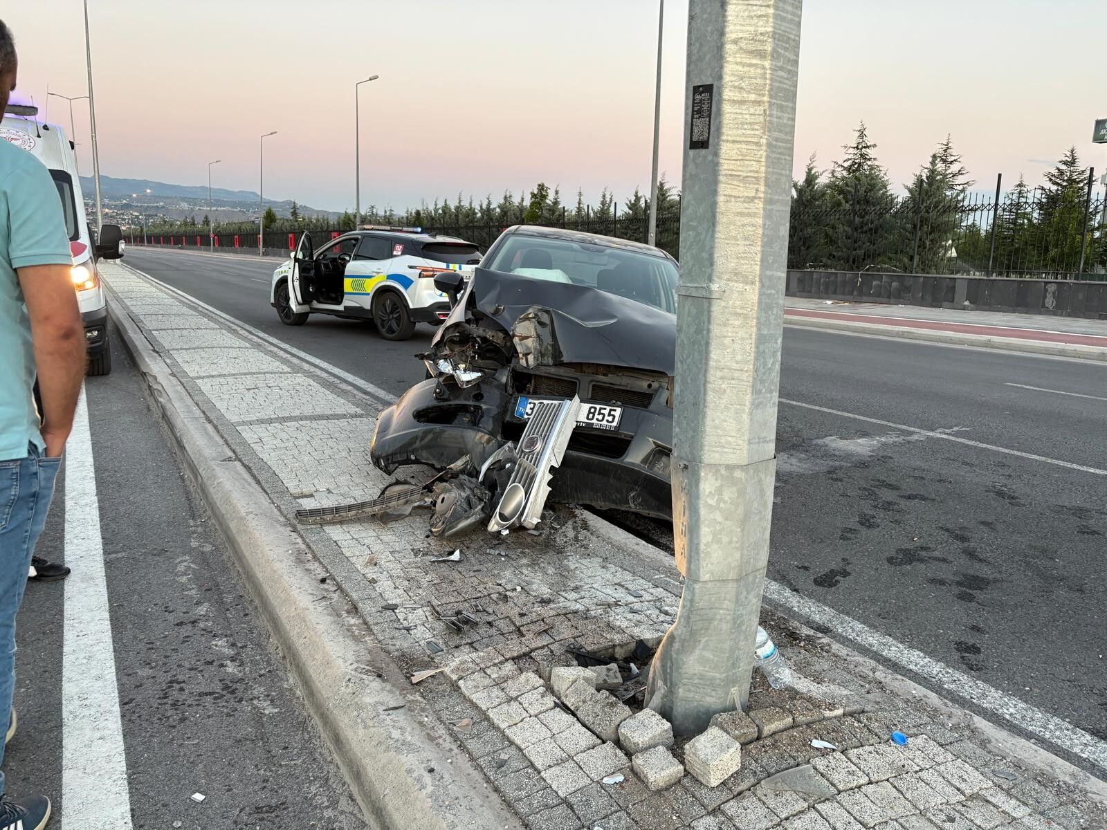 Aydınlama Direğine Çarptı (1)