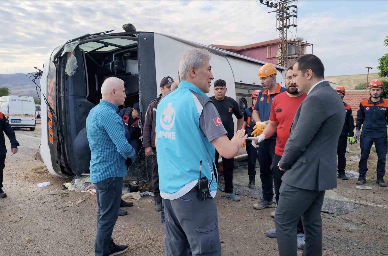 Yolcu Otobüsü Devrildi 3'Ü Ağır 41 Yaralı (1)