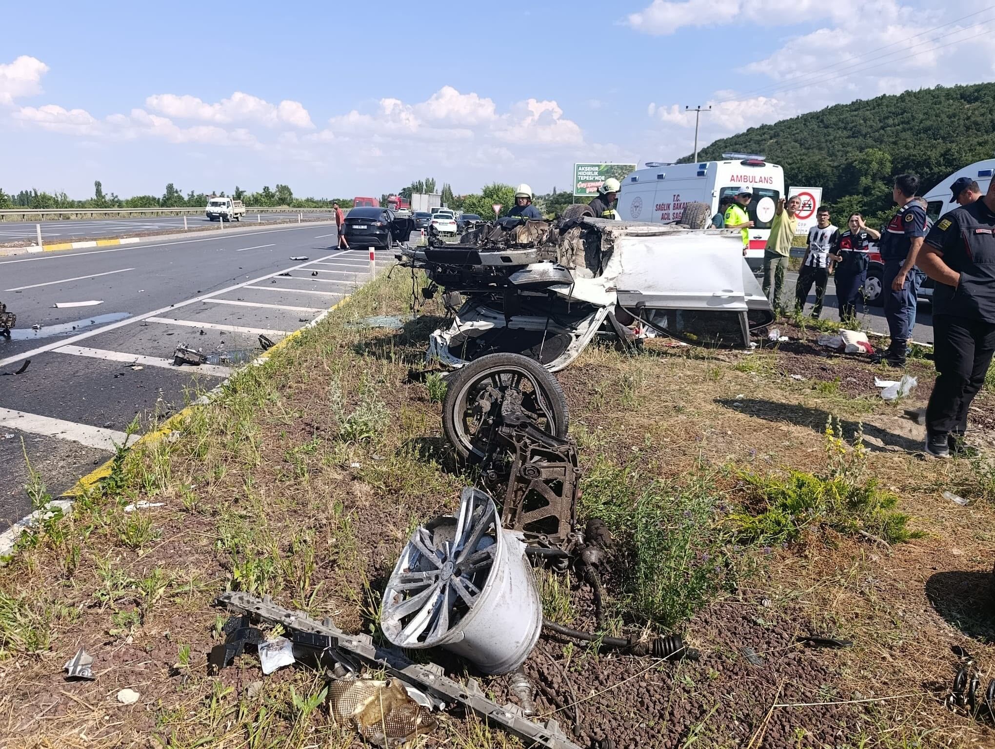 Feci Kazada Motor Yola Savruldu! 3 Kişi Yaralandı (1)