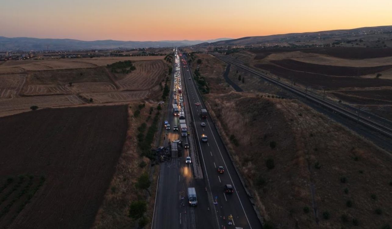 Yola Devrilen Tır Panik Yarattı Karı Koca Mucize Eseri Kurtuldu (2)