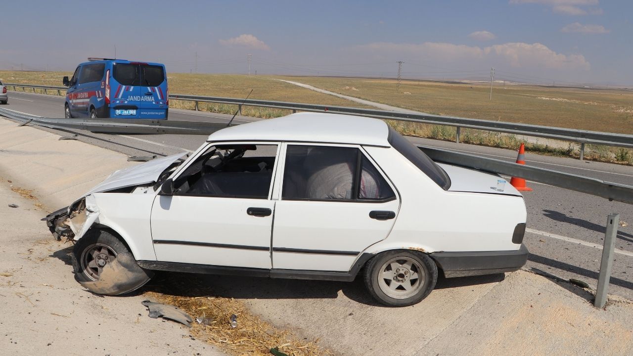Bariyerlere Çarpan Otomobil Hurdaya Döndü! (1)