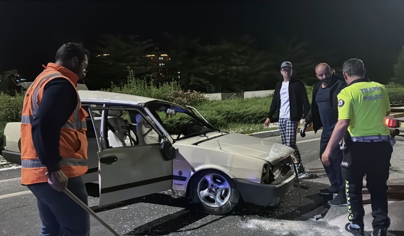 Devrilen Otomobil Hurdaya Döndü 1'I Ağır 3 Yaralı (2)