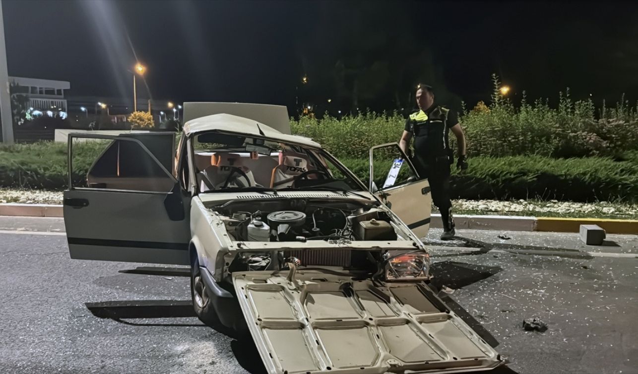 Devrilen Otomobil Hurdaya Döndü 1'I Ağır 3 Yaralı (3)
