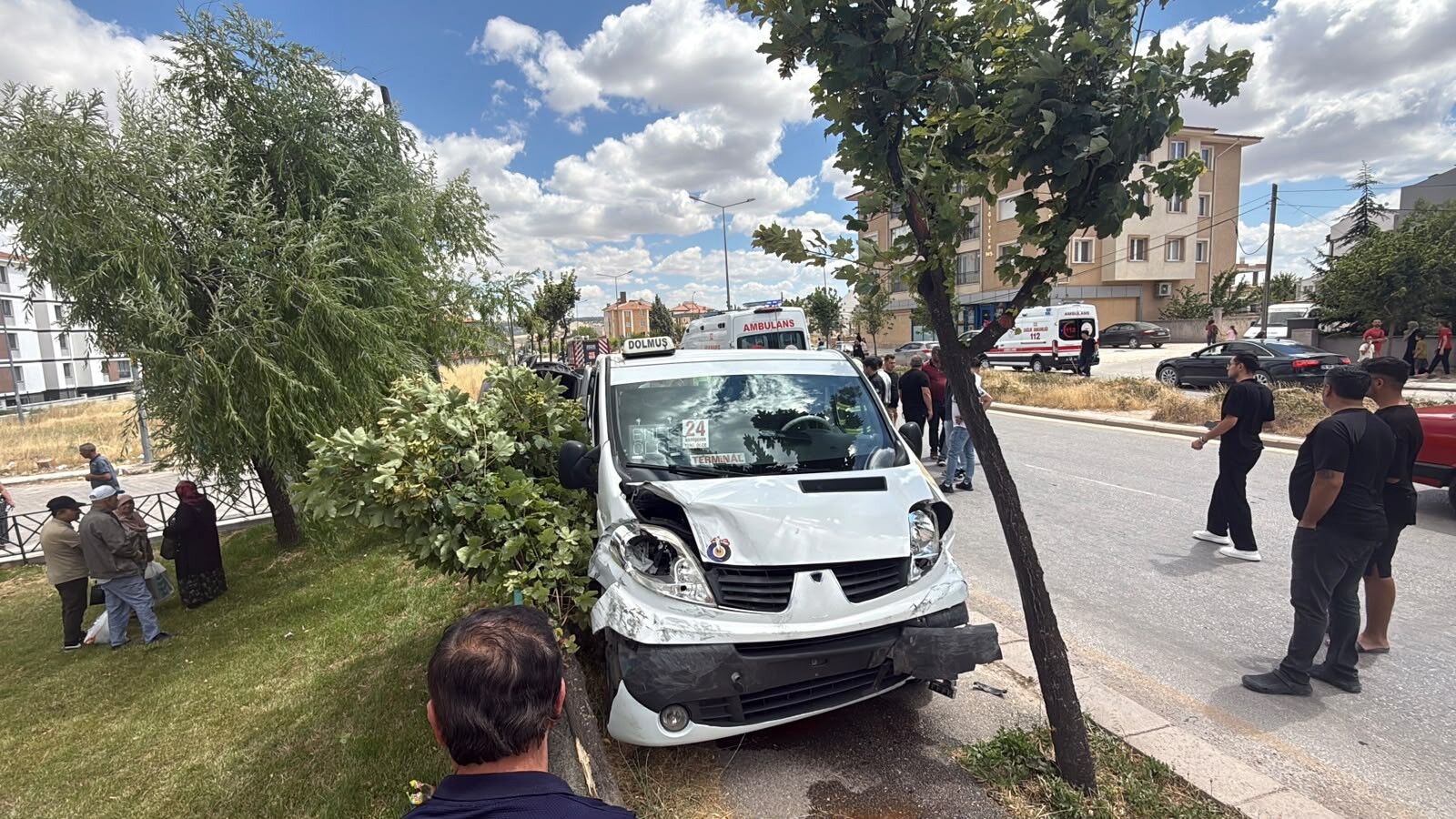 Dolmuşun Çarptığı Otomobil Yan Yattı 8 Kişi Yaralandı (3)