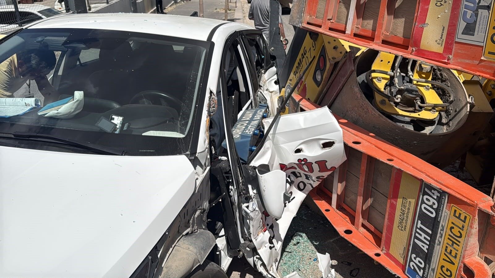Silindir Yüklü Römork Sürücü Adayı Aracını Ezdi 2 Yaralı (2)