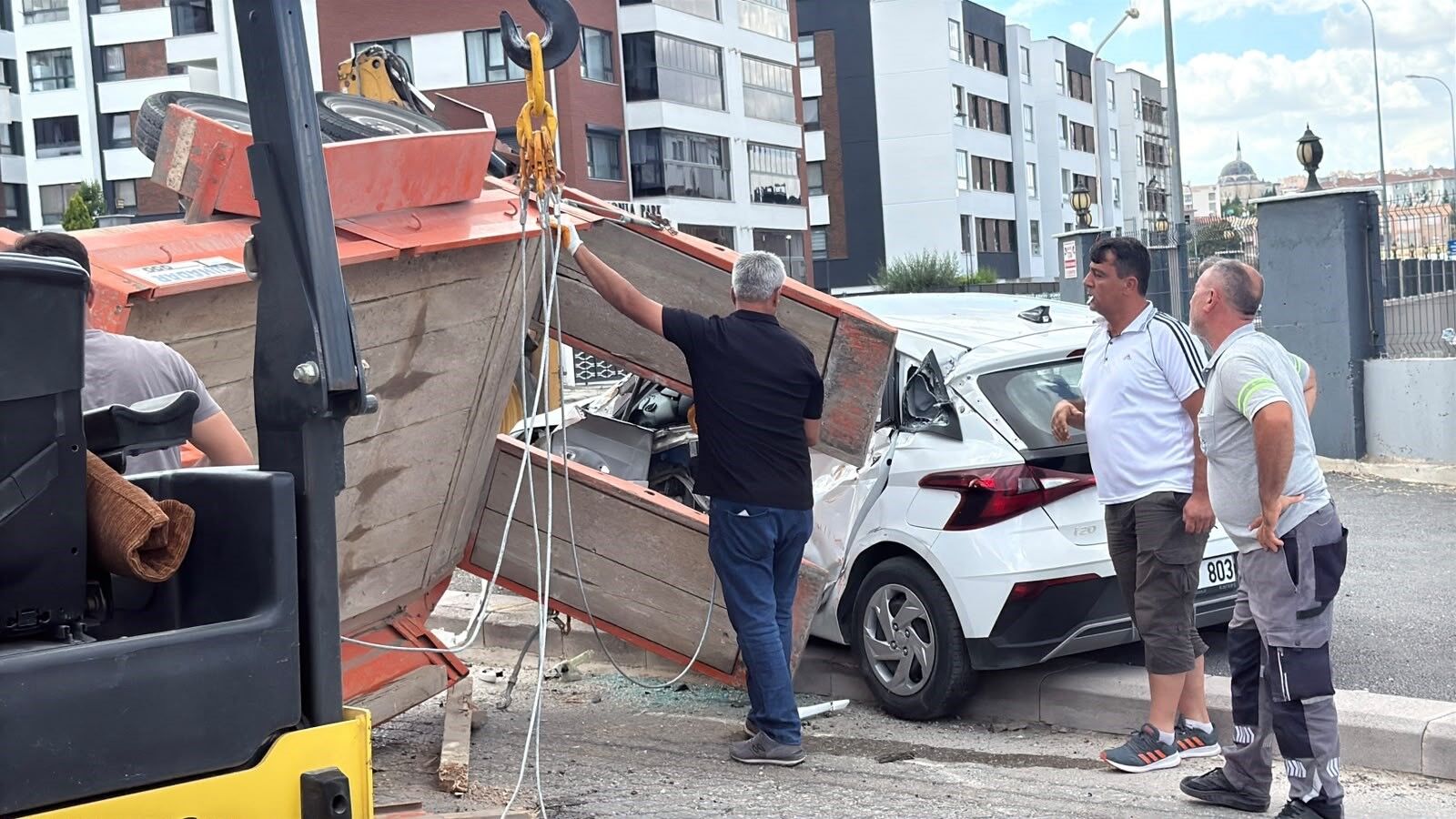 Silindir Yüklü Römork Sürücü Adayı Aracını Ezdi 2 Yaralı (3)