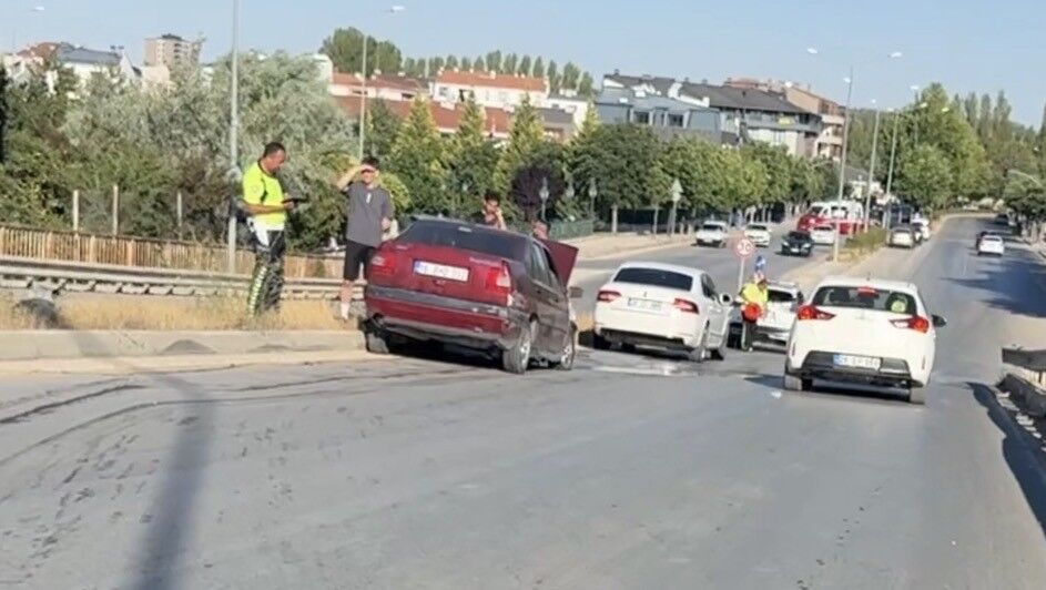 Kaza Yapan Araçtan Yola Aktı, Sürücüler Zor Anlar Yaşadı (3)