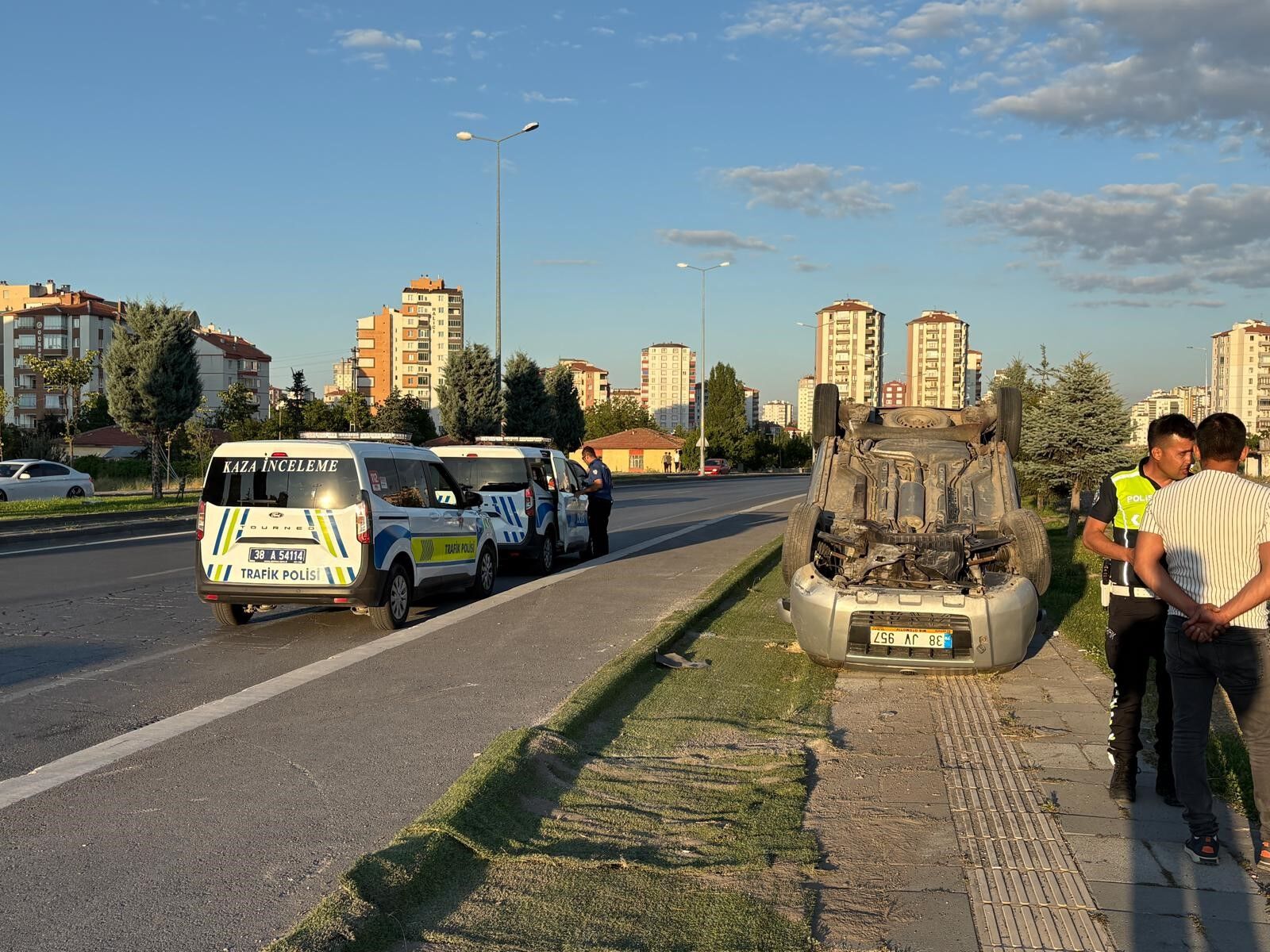 Hafif Ticari Araç Takla Attı 1 Yaralı (3)