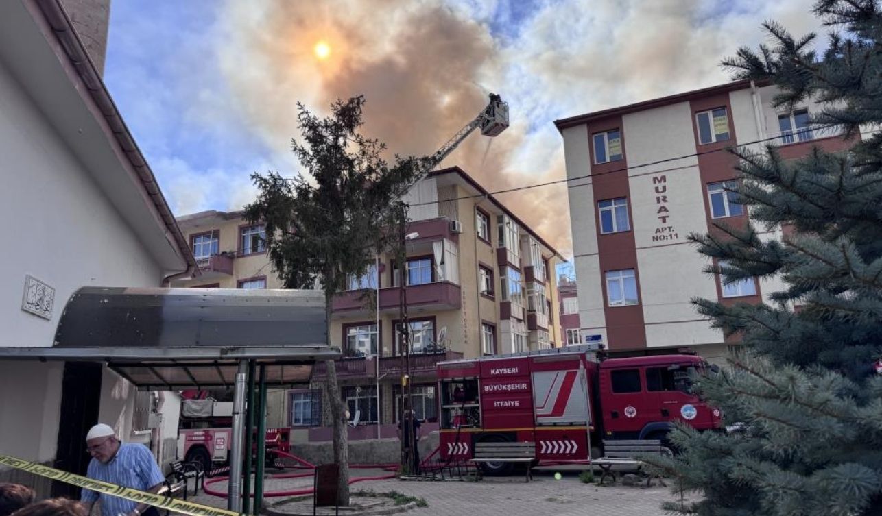 Çatıda Başlayan Yangın Korku Yarattı (1)