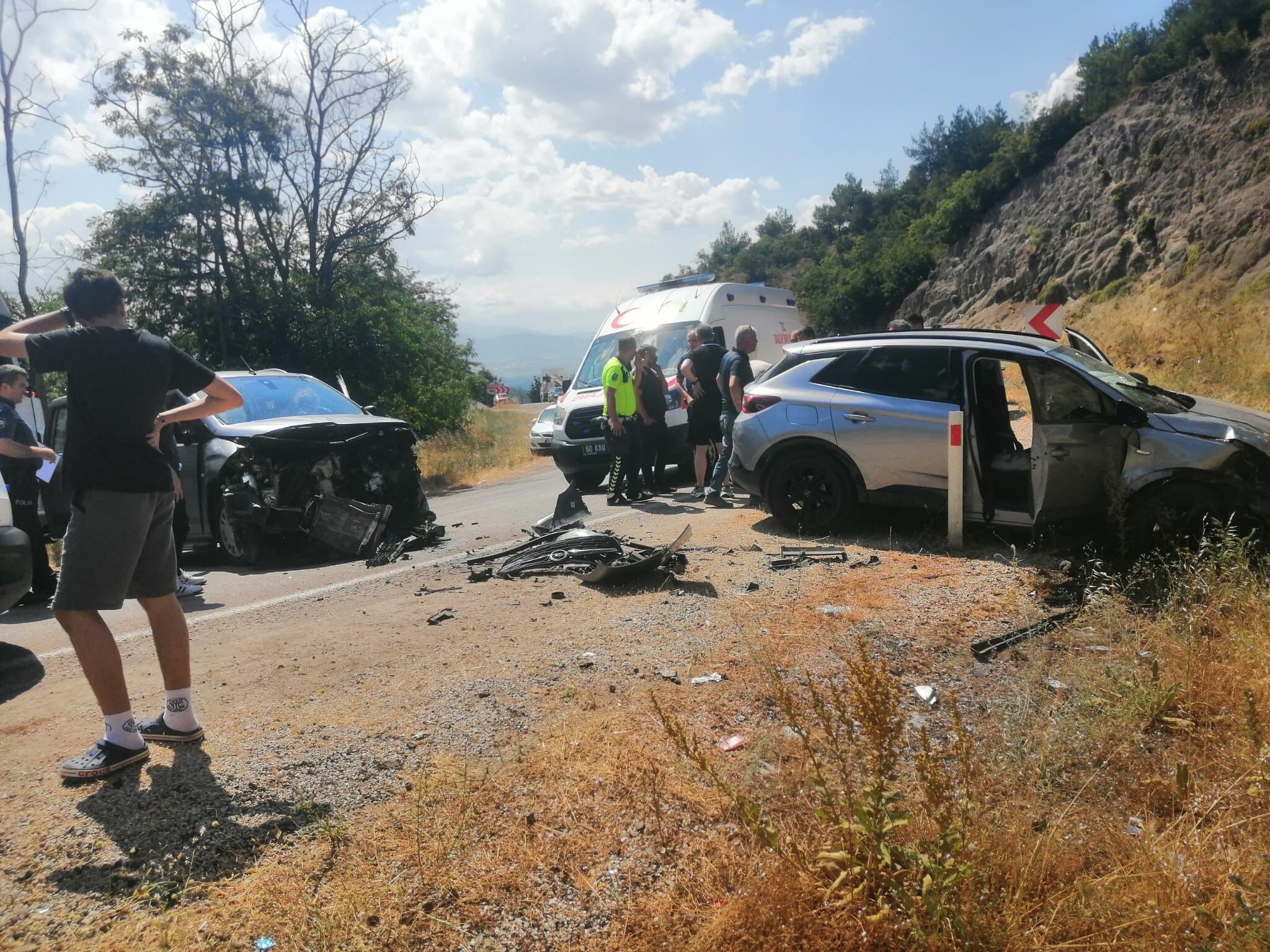 İki Otomobil Kafa Kafaya Çarpıştı! 10 Yaralı (1)