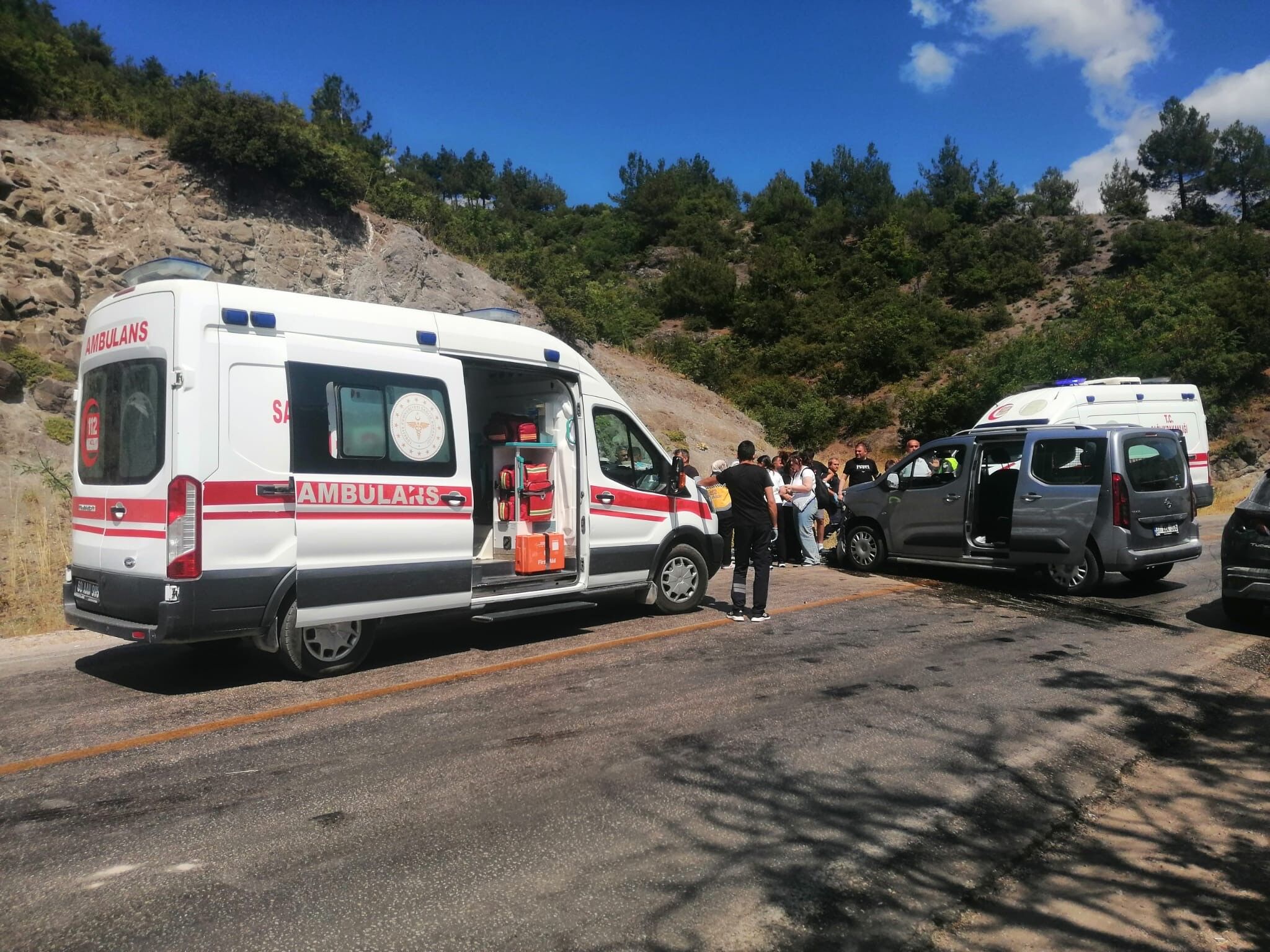 İki Otomobil Kafa Kafaya Çarpıştı! 10 Yaralı (3)