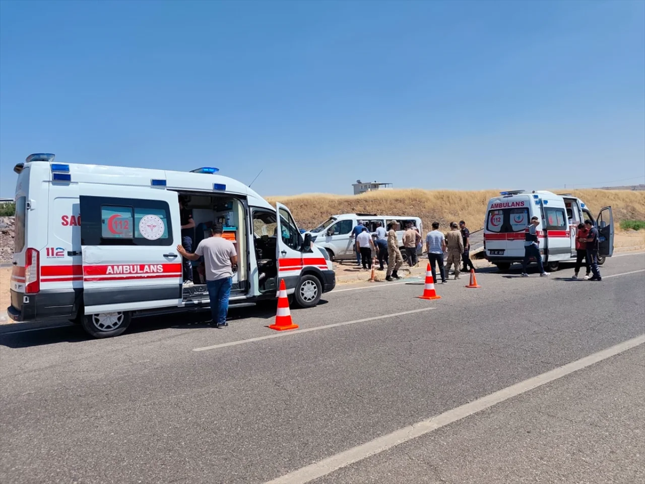 Öğrenci Servisi Ile Otomobil Çarpıştı 19 Kişi Yaralandı (1)
