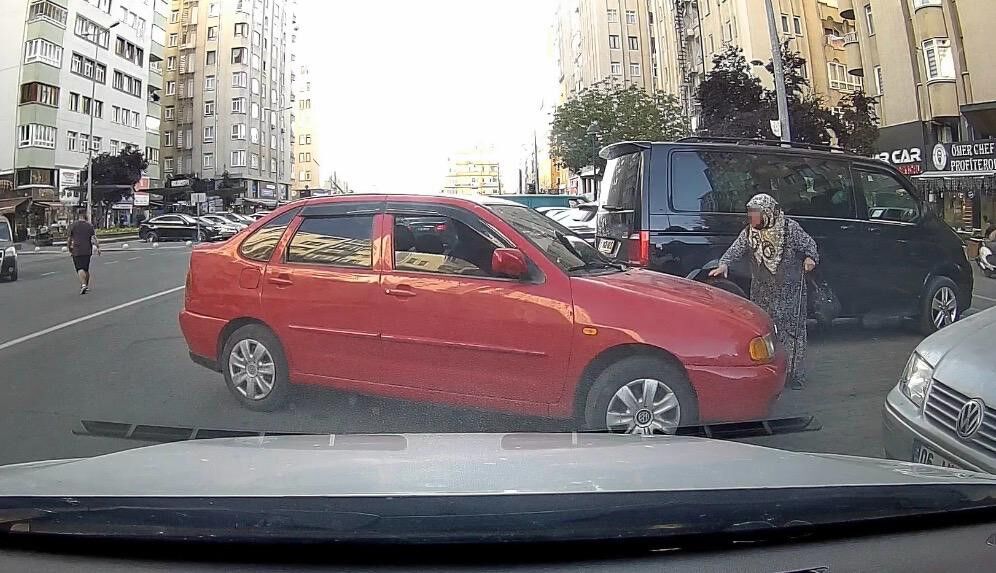 Park Yeri Tartışmasında Bastonlu Kadın Geri Adım Atmadı (1)