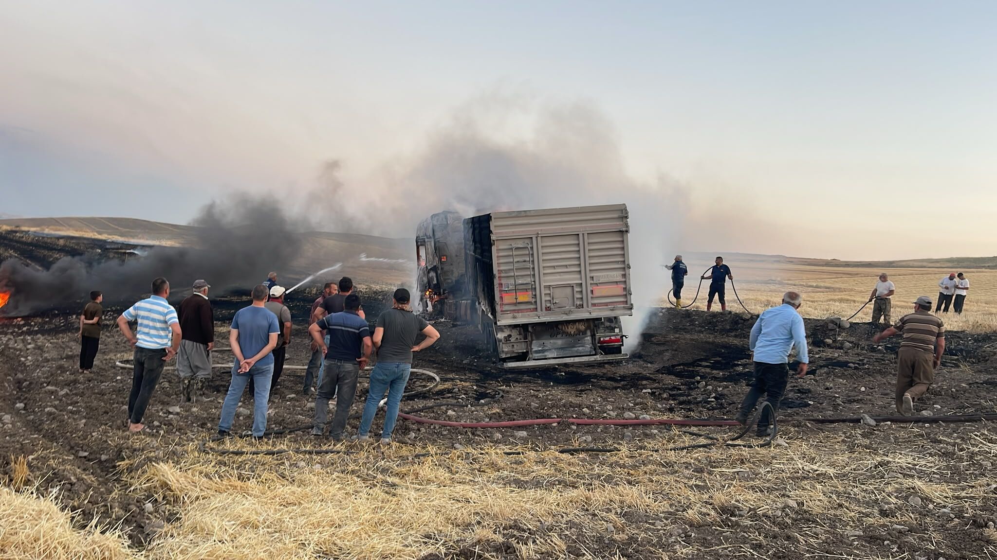 Yerköy'de Tırda Çıkan Yangın Söndürüldü (2)
