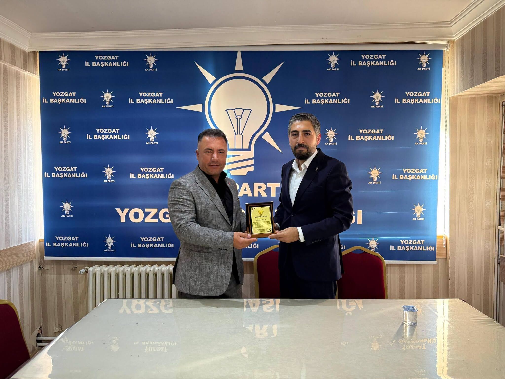 Plaket Takdim Edildi