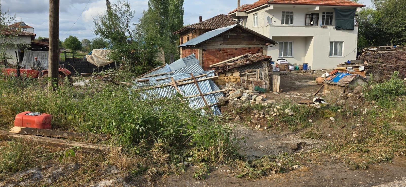 Sağanak Ve Dolu Etkili Oldu Tarım Alanları Ve Binalar Zarar Gördü (1)