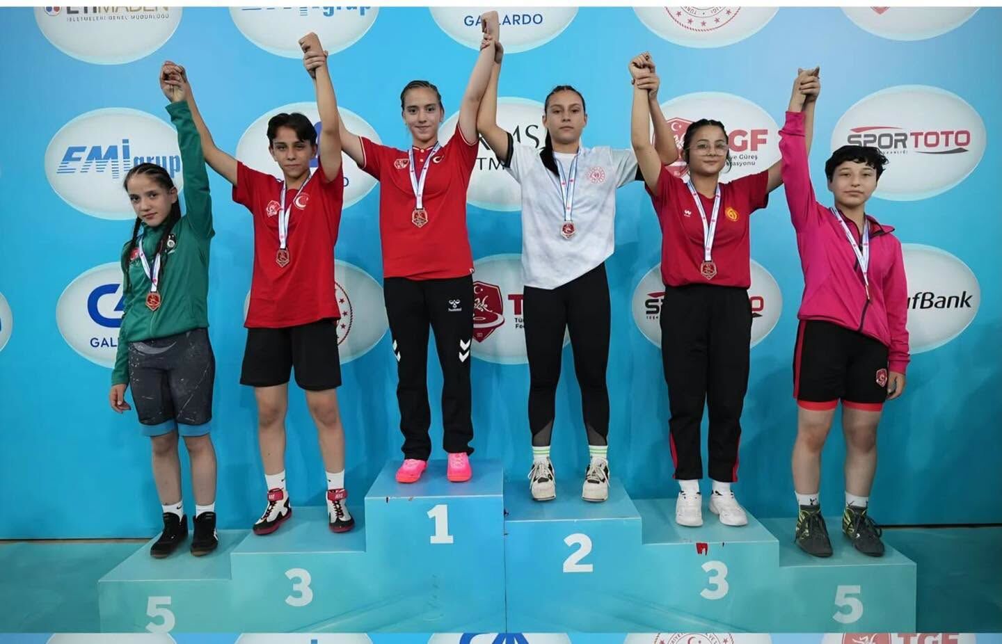 Yozgatlı Güreşçiler Madalyayla Döndü